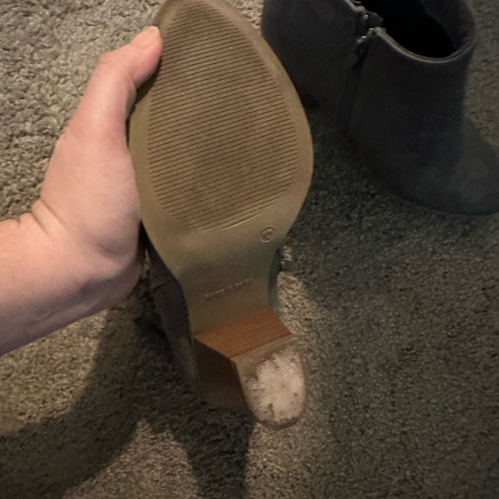 Stylish Gray Ankle Boots for Women - Picture 3 of 3
